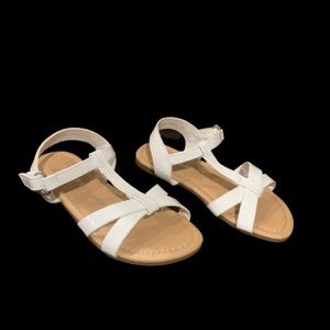 Little girl white sandal never worn